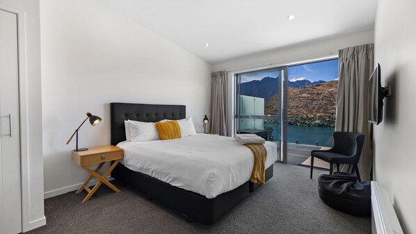 4 bedrooms, desk, iron/ironing board, free WiFi