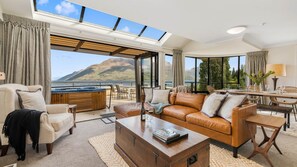 TV, DVD player - Central Luxury at The Beacon | Hot Tub | Fireplace (Queenstown)