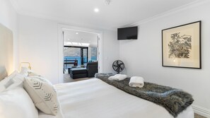 3 bedrooms, desk, iron/ironing board, free WiFi - Beacon Lakeside Luxury 908 - 3 Bedroom (Queenstown)