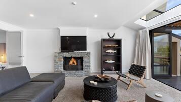 Smart TV, Netflix, DVD player, books