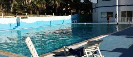 15 kapalı yüzme havuzu, 15 açık yüzme havuzu