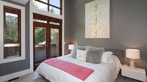 4 bedrooms, iron/ironing board, WiFi, bed sheets - Luxury Whistler townhouse w/ hot tub & AC (Whistler)