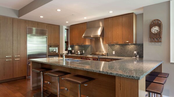 Réfrigérateur, four à micro-ondes, un four, surface de cuisson