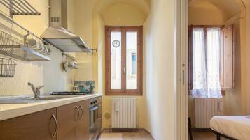 Réfrigérateur, four, plaque de cuisson, grille-pain