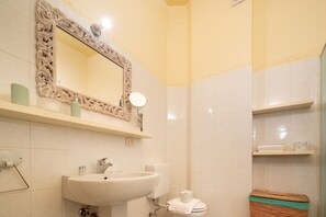 Dusche, Haartrockner, Bidet, Handtücher
