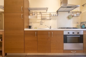 Frigorifero, forno, piano cottura, pentole/stoviglie/utensili
