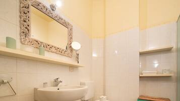 Dusche, Haartrockner, Bidet, HandtĂŒcher