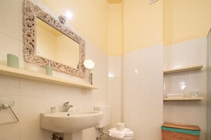 Doccia, asciugacapelli, bidet, asciugamani