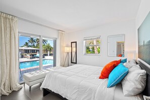3 bedrooms, iron/ironing board, travel cot, free WiFi - Entire Waterfront Home with Heated Pool, Dock & Sunset Views (Wilton Manors)