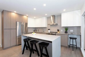 Réfrigérateur, four à micro-ondes, un four, surface de cuisson