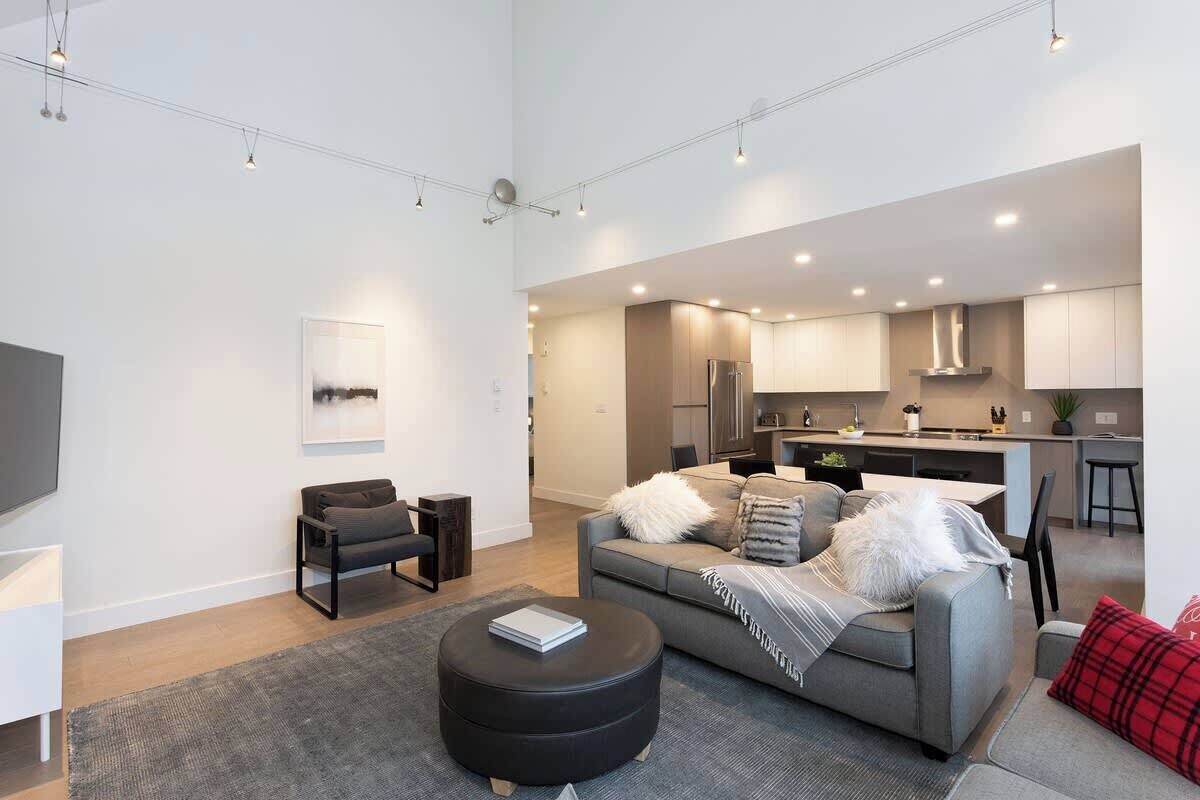 Televisión, chimenea y oficina 