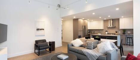 テレビ、暖炉、書斎 / ワークスペース