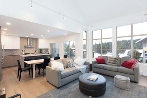 TV, fireplace, offices - Warm townhouse w/ hot tub & BBQ grill (Whistler)