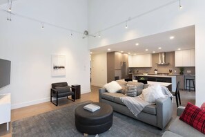 テレビ、暖炉、書斎 / ワークスペース