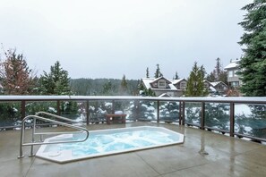 Outdoor spa tub - Warm townhouse w/ hot tub & BBQ grill (Whistler)