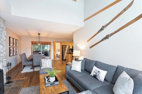 TV, fireplace, offices - Modern townhouse w/ hot tub & parking (Whistler)