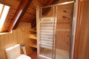Douche, sèche-cheveux, savon, papier toilette