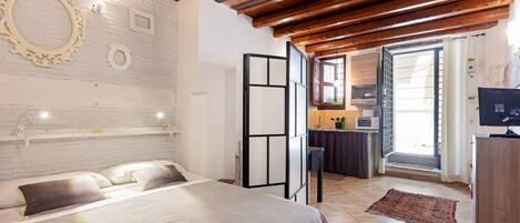 Iron/ironing board, WiFi, bed sheets