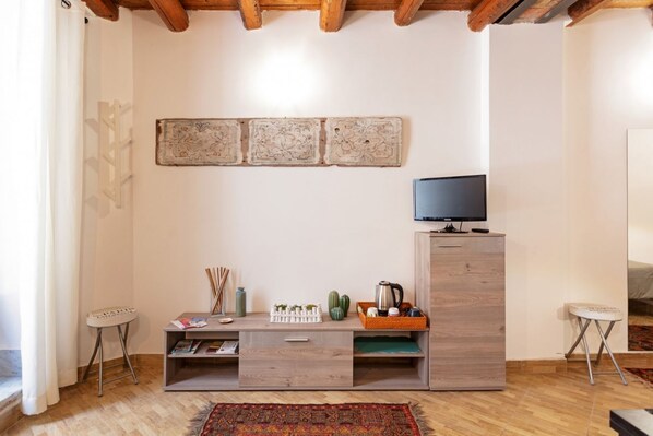 Interior - Modern 30 sqm studio located on the ground floor of a characteristic period building with NO elevator. We are in the heart of the historic centre, just a few steps from the Cathedral and the main monuments of the city, in a lively area full of restaurant (Palermo)