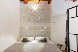 Tabla de planchar con plancha, wifi y ropa de cama 