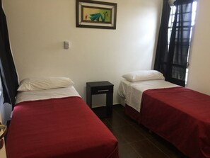 Pancuran mandi, tuala disediakan, sabun, syampu