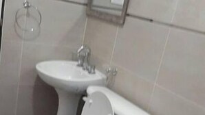 A bathroom with a toilet, bidet, and sink. - Mi Gran Amor Termas (San José)