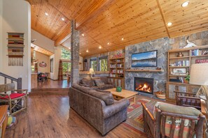 TV, fireplace, DVD player, books - Hot Tub-Pool Table-On the Golf Course!-Cristallina Greens (Truckee)
