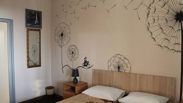 ห้องแฟมิลี่, ห้องน้ำรวม, วิวทะเล | ตู้นิรภัยในห้องพัก, เตารีด/โต๊ะรีดผ้า, Wi-Fi ฟรี, ผ้าปูที่นอน