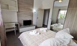 5 bedrooms, iron/ironing board, WiFi, bed sheets