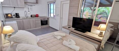 5 bedrooms, iron/ironing board, WiFi, bed sheets