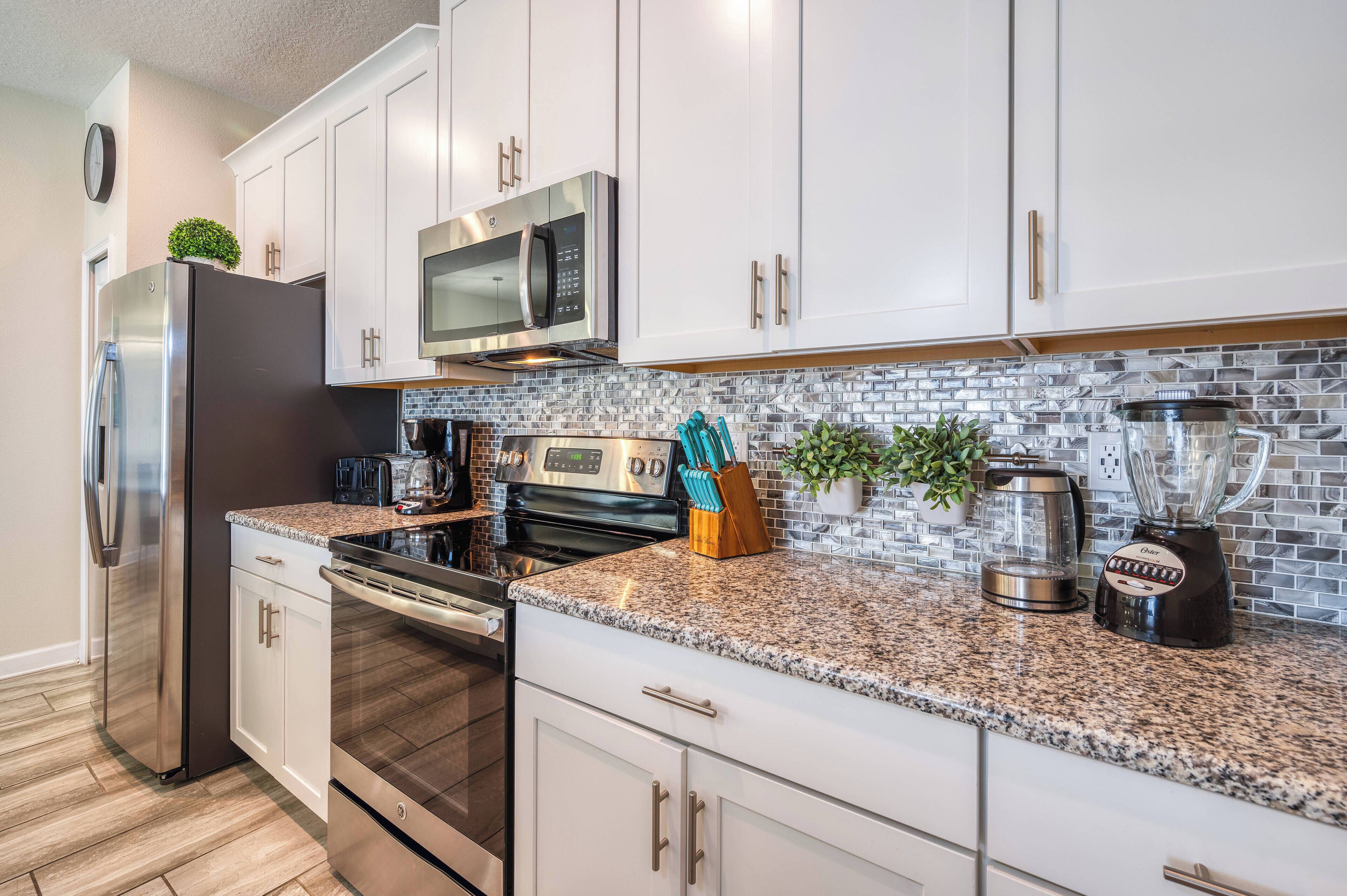 Refrigerador, microondas, horno y parrilla de estufa 