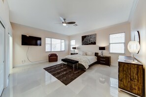 4 slaapkamers, een kluis op de kamer, een bureau