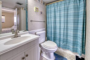 Towels, toilet paper - Beautiful condo overlooking Majestic Ocean !!! (Jacksonville Beach)