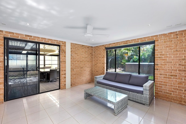 TV - North Entrance Beach House - Pet Friendly Accommodation (The Entrance North)