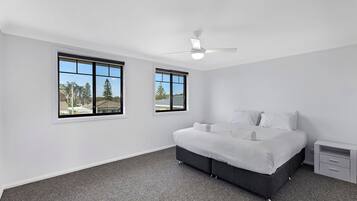 5 bedrooms, bed sheets