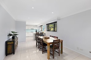 Dining - North Entrance Beach House - Pet Friendly Accommodation (The Entrance North)