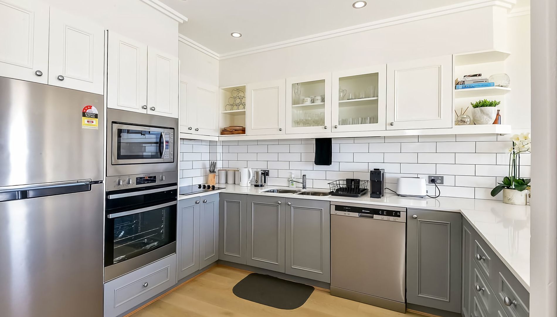 Een koelkast, een microgolfoven, een oven, een vaatwasser