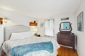 2 bedrooms, iron/ironing board, internet, bed sheets