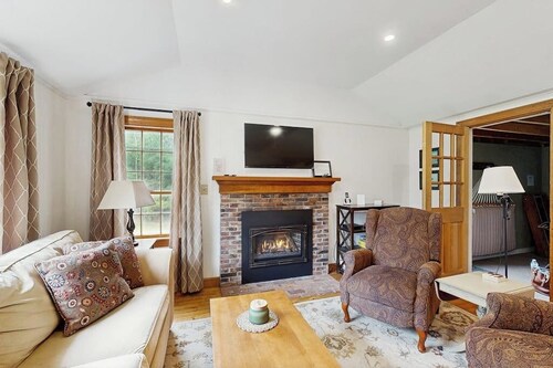 A Cozy, Dog-Friendly Cottage—Fenced Yard, Endless Year Round Adventures