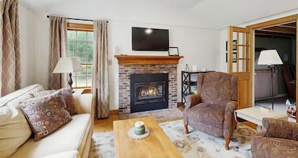 A Cozy, Dog-Friendly Cottage—Fenced Yard, Endless Year Round Adventures