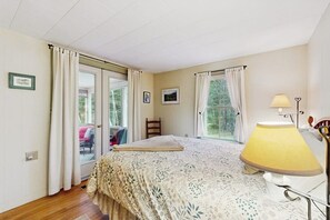 2 bedrooms, iron/ironing board, Internet, bed sheets