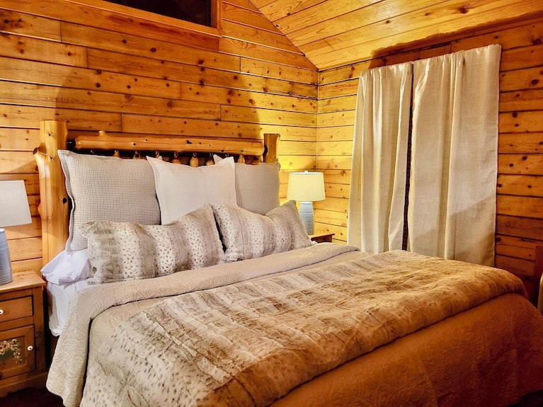 Tranquil Cabin- Perched On Mountain Top Boasting Jacuzzi For Two And Expansive Deck With Views! Trail & Cave On Property! - Eureka Springs