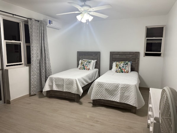 3 habitaciones, escritorio, tabla de planchar con plancha y wifi gratis