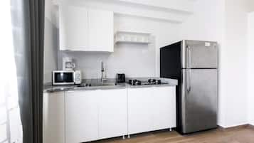 Presidential Room, Pool Access | Private kitchen