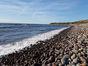 على الشا طئ