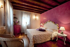 7 camere, una cassaforte in camera, una scrivania, ferro/asse da stiro