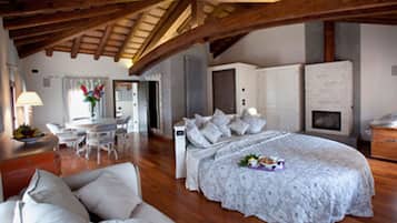 7 quartos, cofres nos quartos, escrivaninha