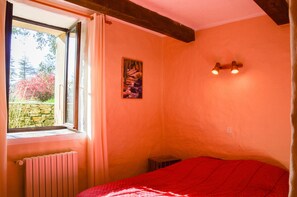 Iron/ironing board, travel cot, free WiFi