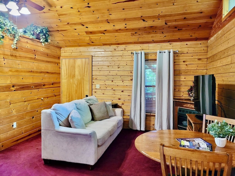 Cabina Superior De La Montaña: Bañera De Hidromasaje De Lujo Para Dos Y Cubierta Expansiva - Eureka Springs, AR
