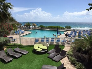 Utendørsbasseng og et oppvarmet basseng